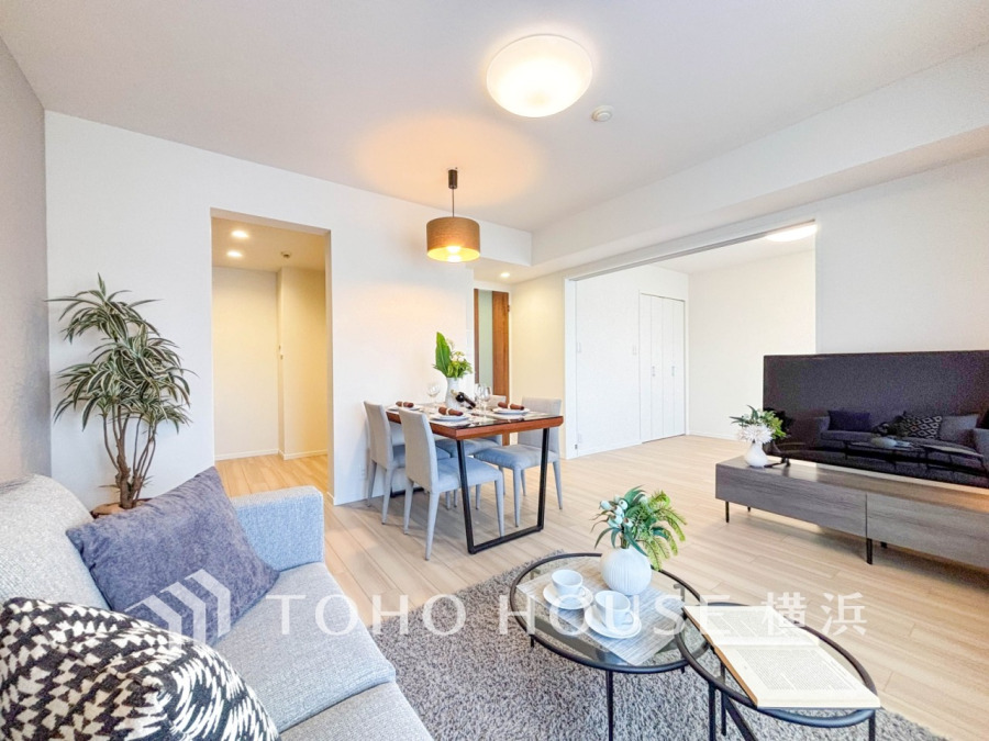 ナチュラルな色合いと明るい光が広がるリビングダイニング。ゆったりとくつろげる快適な空間です。