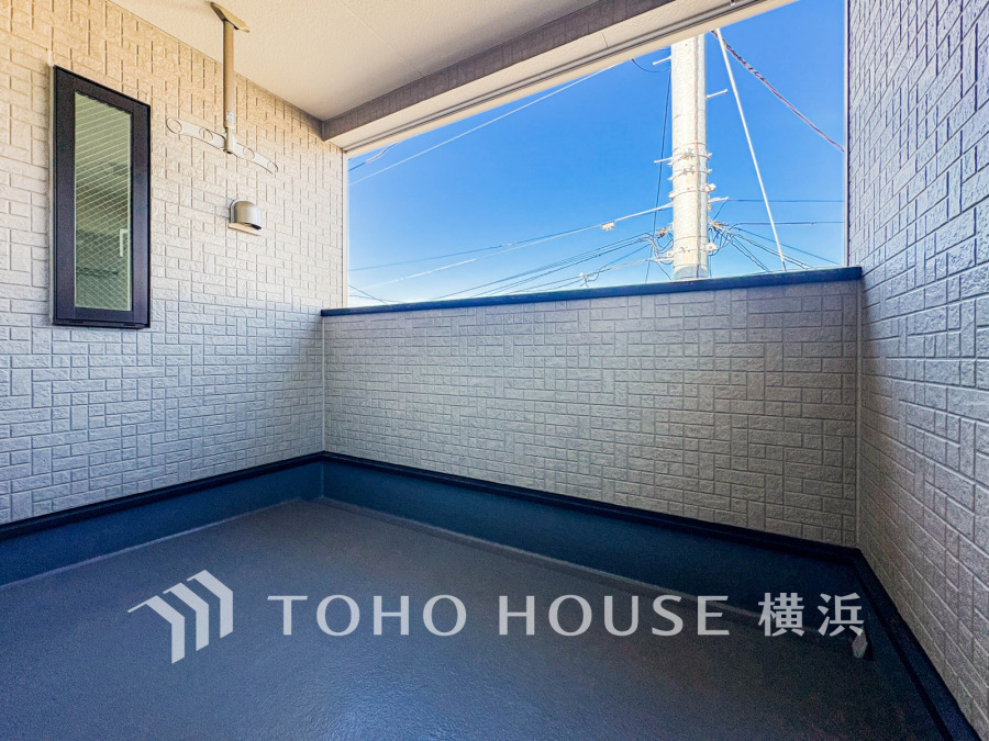 開放感いっぱいの眺望と共に光と風を享受するバルコニー。緑豊かな景観を眺めることができます。