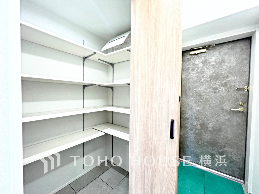 玄関には、ご家族みんなの靴をたっぷりと収納することができるシューズインクローゼットをご用意しました。さらに場所をとるベビーカーやゴルフ道具なども収納できるので、玄関まわりはいつもすっきり。