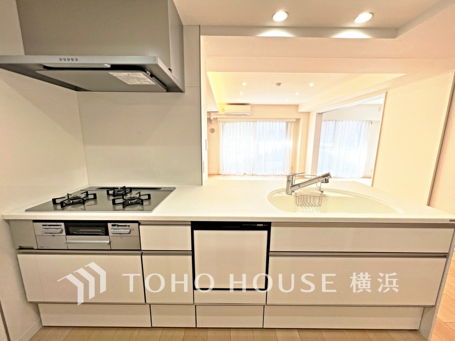 開放感あふれる対面キッチンは、家族との会話を楽しみながら快適に調理ができる設計です。