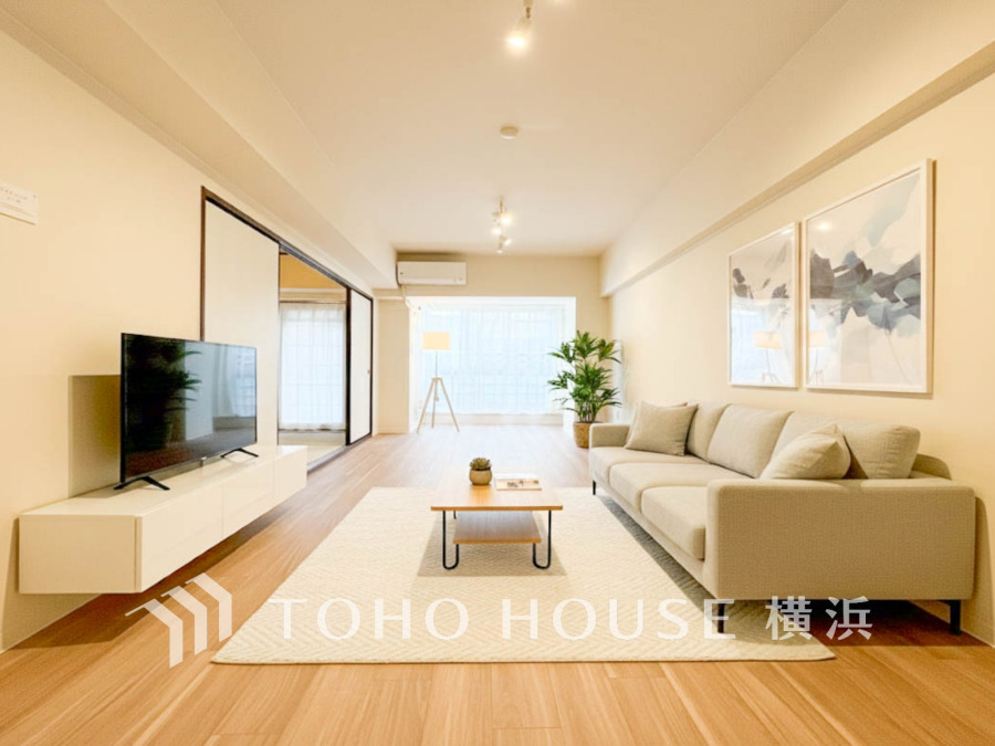 家族と過ごすひと時を溢れる光が優しく包み込むリビングダイニング。家族とともに、心穏やかに過ごすひととき。家族との時間、自分の時間を大切にできる空間がここにあります。（家具はAI加工）