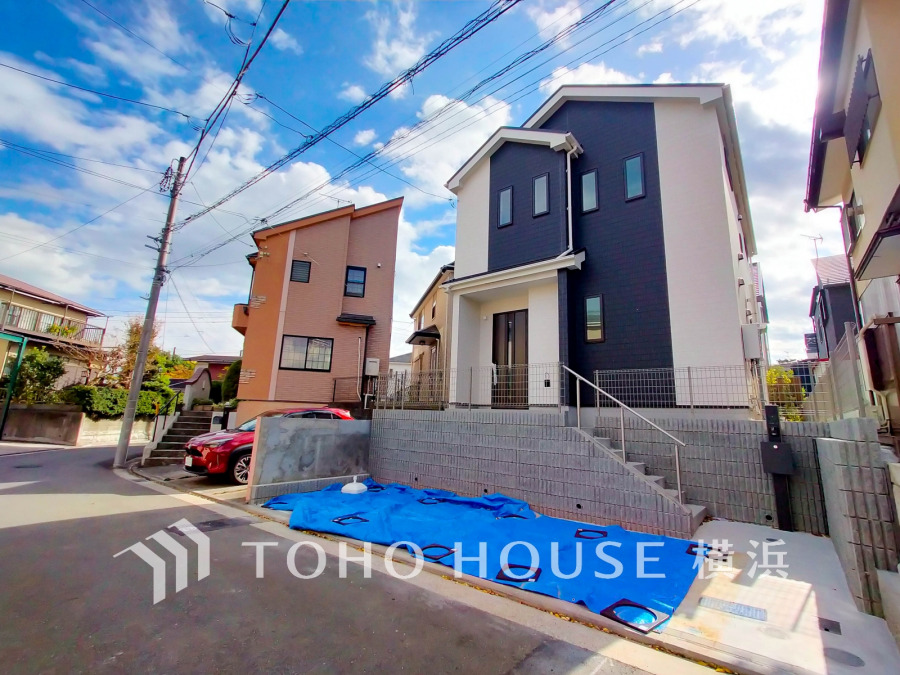 ふりそそぐ陽射しと開放的な空間形成。青空を背景に更なる美しさを醸す佇まい。暖かな陽光と爽やかな風がハーモニーを奏でる上質な空間を愉しむ暮らしがここにある。