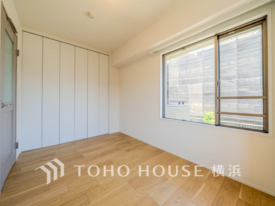 たっぷりの収納を備えた洋室。プライベートな自分時間を快適に過ごせるお部屋です。
