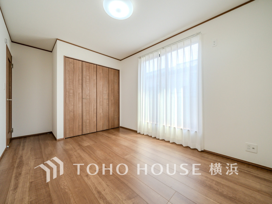 バルコニーに面した明るい洋室。穏やかな陽射しが、ゆったりとした寛ぎの時間を包みます。
