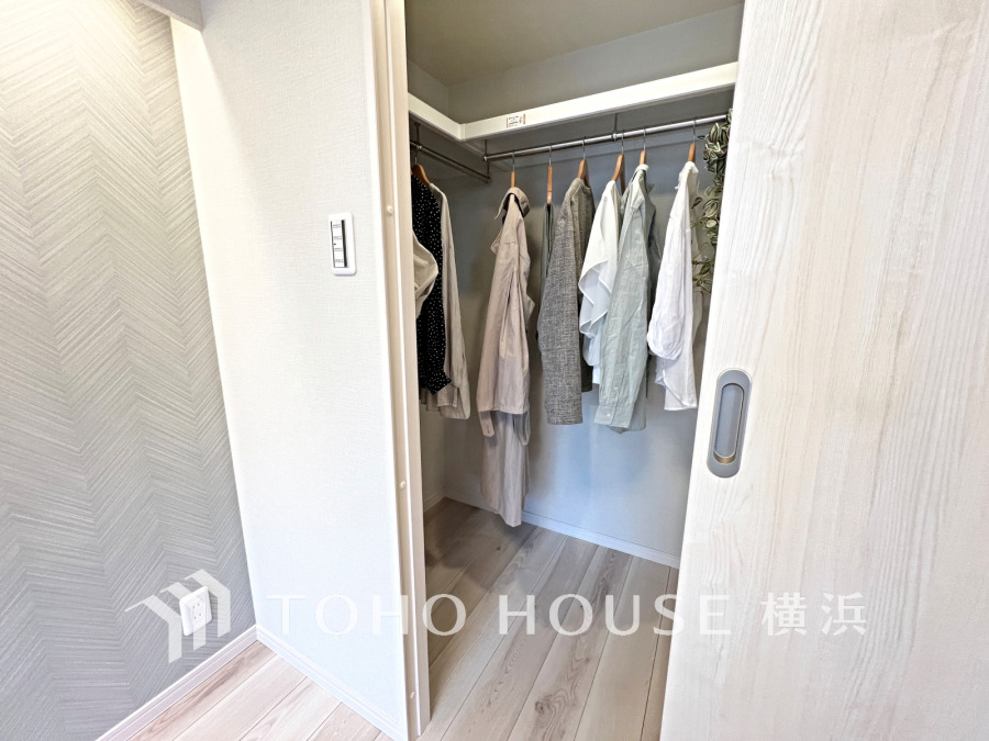 たっぷり収納できるウォークインクローゼット。衣類が見やすく取り出しやすい設計で、快適な収納空間を実現しています。