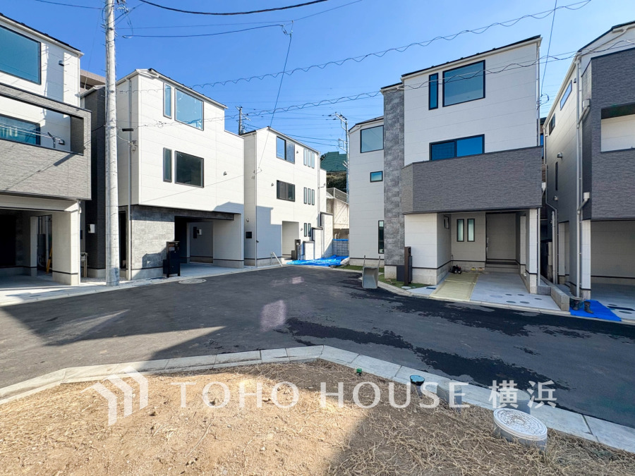 陽光あふれる新築戸建てが並ぶ閑静な住宅街。駐車スペース付きでゆとりある暮らしを実現します。