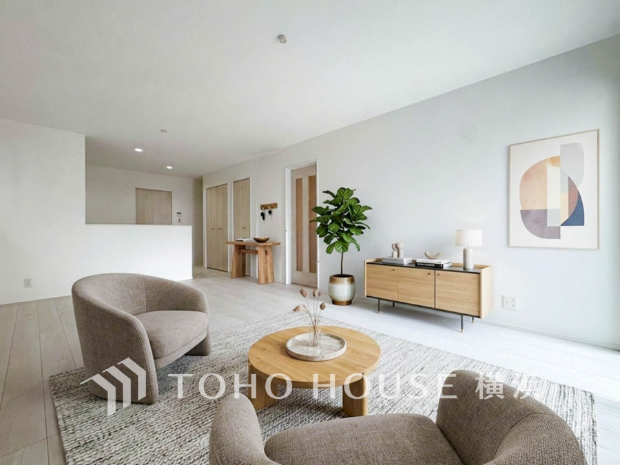 明るく開放的なリビングは、シンプルで温かみのある家具が調和したくつろぎの空間です。（装飾品はAI加工です）