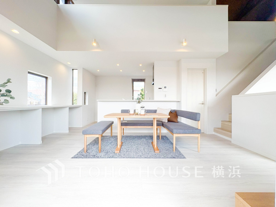 柔らかな光が広がり、デザインされた美しい内装が織り成す家族の集う場所。楽しい会話やさまざまな時が織りなすご家族の時間が丁寧に紡がれていく大切な空間。