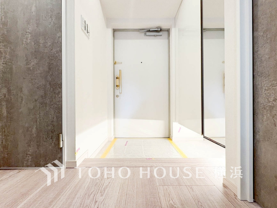 お客様をお迎えする玄関は落ち着いた雰囲気。帰り着くたびに洗練されたテイストの空間に迎えられ誇りと喜びを感じる玄関まわりです。