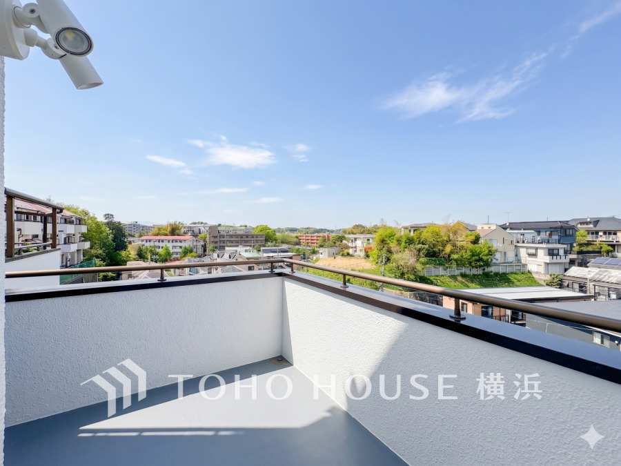 陽射しとともに、少しずつ装いを変える街の景観から、星空が地上に映りこむかのような夜景の煌きまで、この街ならではの美しい風景。