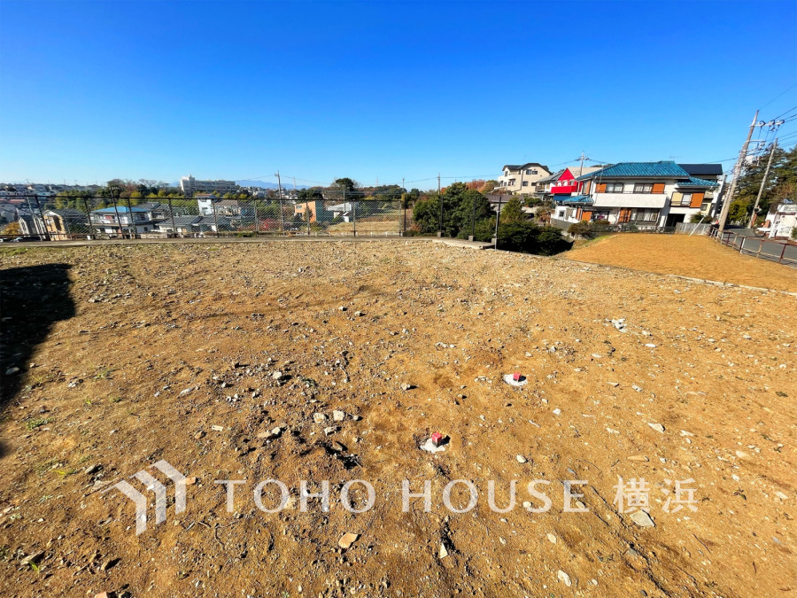 のびやかな眺望が広がる開放感のある高台立地。広々とした敷地に陽射しがたっぷりと降り注ぎます。
