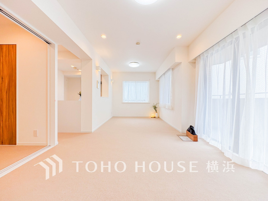 明るく開放的な空間が広がるLDK。室内には豊かな陽光が注ぎ込み、爽やかな住空間を演出。ホームパーティーでもゲストと一緒に料理を楽しみながら楽しい時間を過ごせそう。