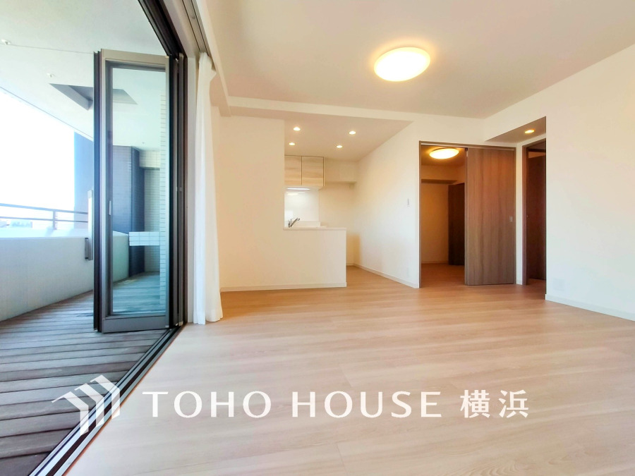 和やかで洗練された空間の演出。寛ぎとコミュニケーションを育む居心地のよい場所。やわらかな陽射しが降り注ぎ、室内に開放感と爽快感をもたらします。