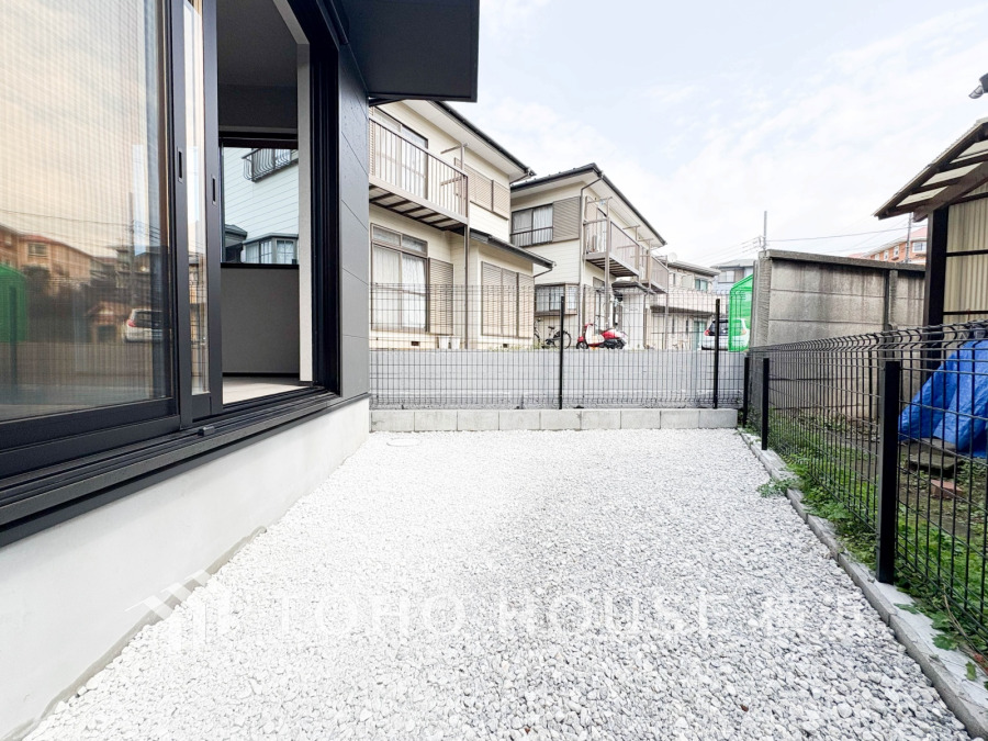 陽当たり良好な専用庭。洗濯物干しやガーデニングなど多用途に使えます。プライバシーも確保された快適空間です。