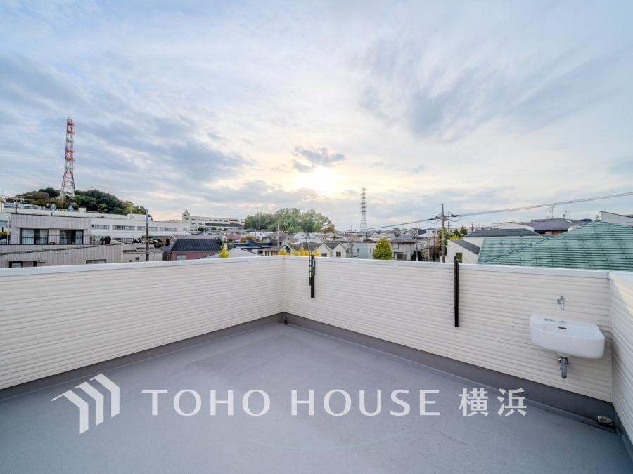 空を近くに感じられる特別な空間、スカイリビング。降り注ぐ太陽の光と爽やかな風を感じながら、心地よい時間をお楽しみ頂けます。スロップシンク付きなので、お子様のプールや屋上庭園なども楽しめそう。