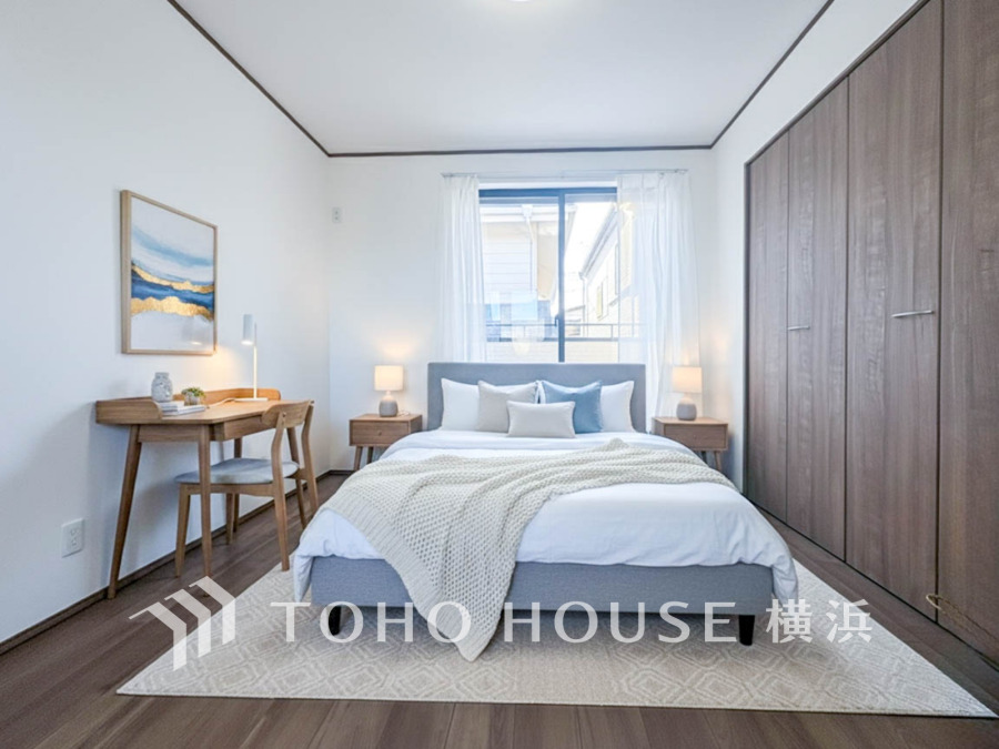 大きな窓からは快適な光を取り入れ、通気性能を上げる事で居心地の良い空間を演出します。多くの時間を過ごす住まいだからこそ、いつも快適な場所であるように心掛けています。（家具はAI加工です）