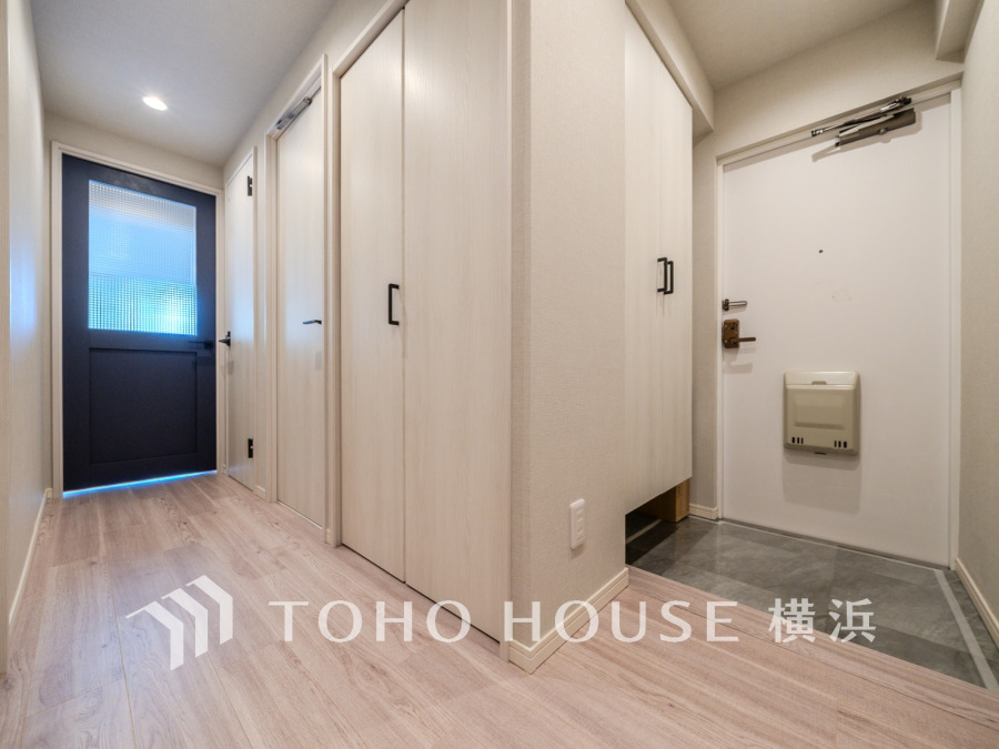 上質感漂う玄関と廊下。居住者の帰り、訪れる方を優しく迎える・安らぎに満ちた生活空間を予感させる。健やかな暮らしを楽しめることでしょう。