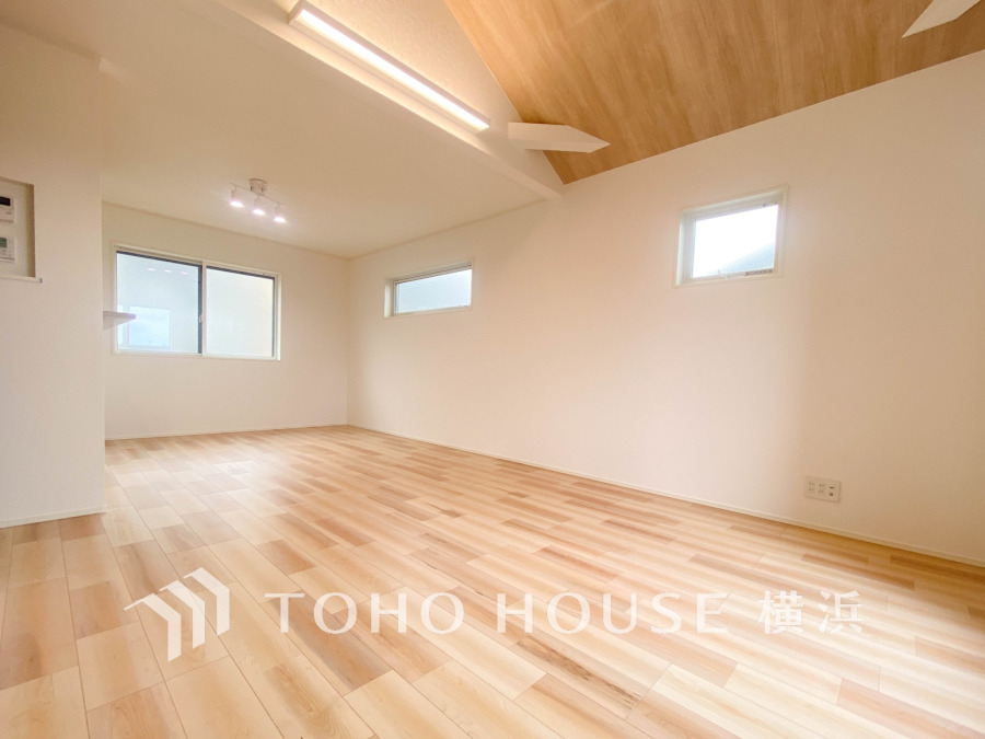開放的な広さと３面採光がもたらす、光溢れ豊かな居住空間はこの住まいのクオリティを感じさせてくれます。豊かな時間が流れるこの場所に暮す喜び