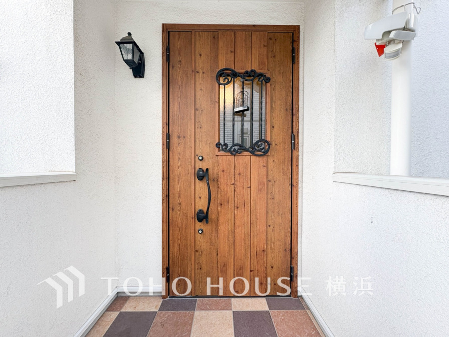 清潔感溢れる玄関がお出迎えする本邸宅の物語は、ここから始まる日常を期待させます。この場所には「希望」と「優越」で包み込んでくれる「特別」な空間があります。