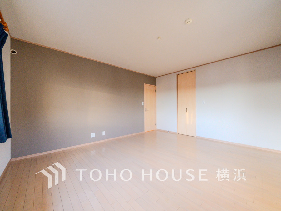 11.1帖の洋室には4.9帖の大型ウォークインクローゼット付き。