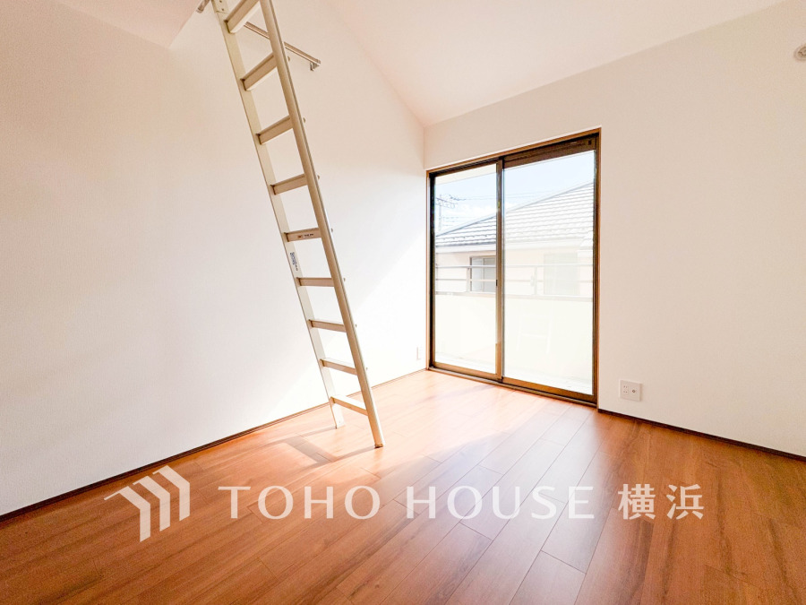 バルコニーに面した明るい洋室。穏やかな陽射しが、ゆったりとした寛ぎの時間を包みます。
