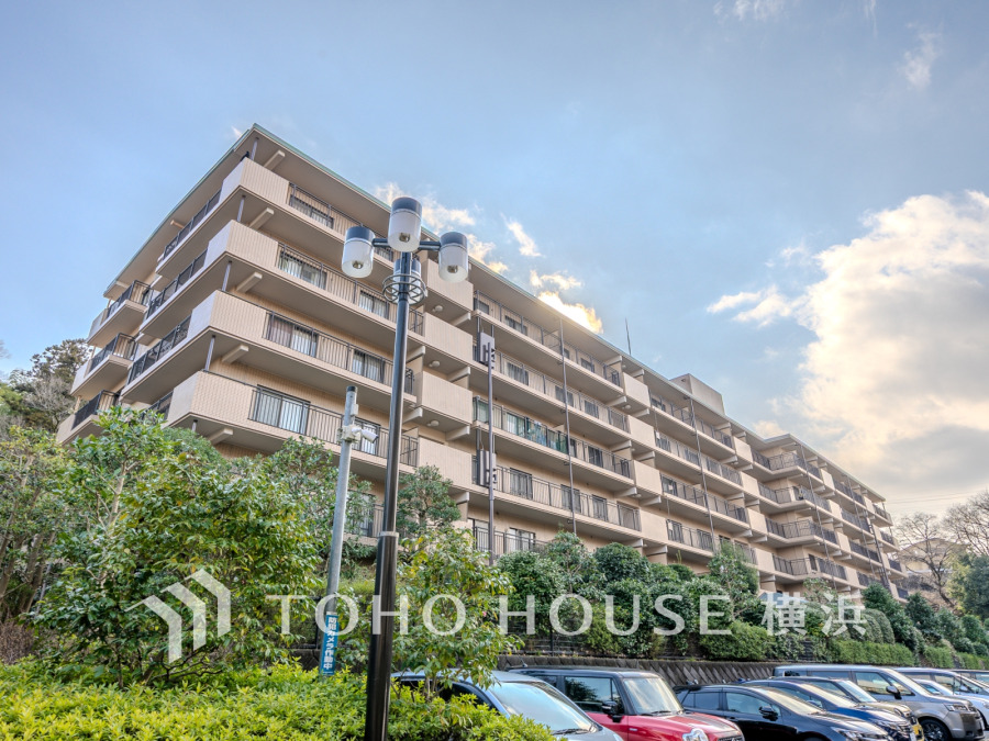 広大な敷地の緑に包まれる自然豊かな住環境。周辺も閑静な住宅街です。