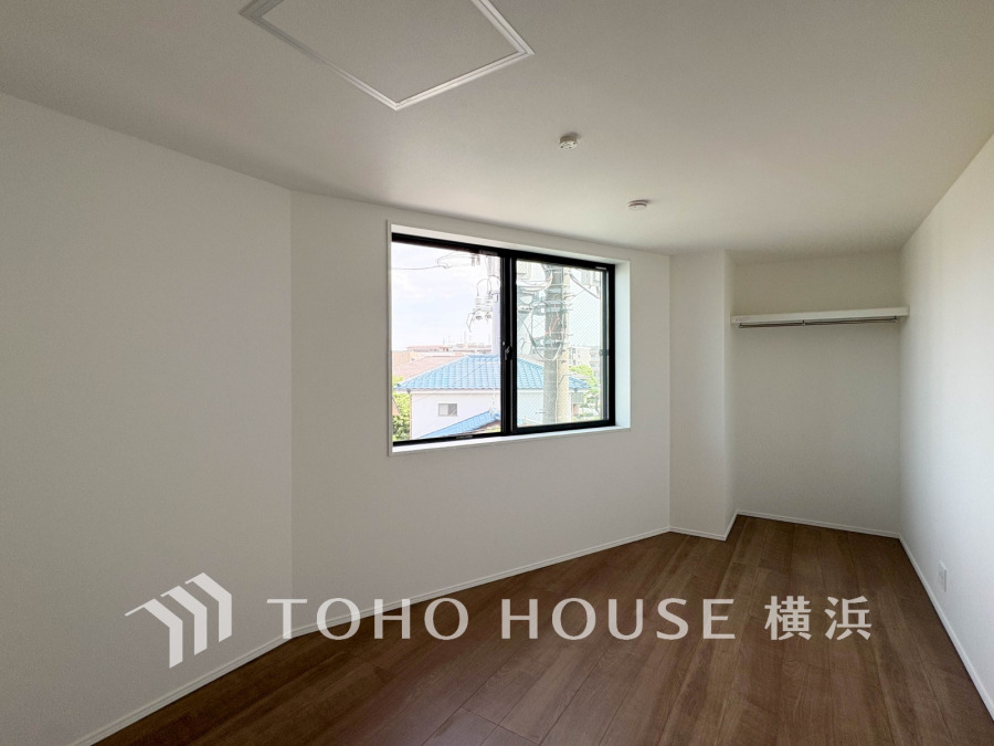 穏やかな風と陽光を導き、プライバシーに配慮された設計プランを採用し、居住性を一段と心地よいものにしています。明るく開放的な空間を演出しております。