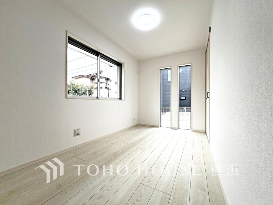 光と風が溢れる開放的なリビングダイニングには自然と家族みんなが集まってきます。明るく穏やかな空気の中で飲んだり、食べたり、笑ったり。