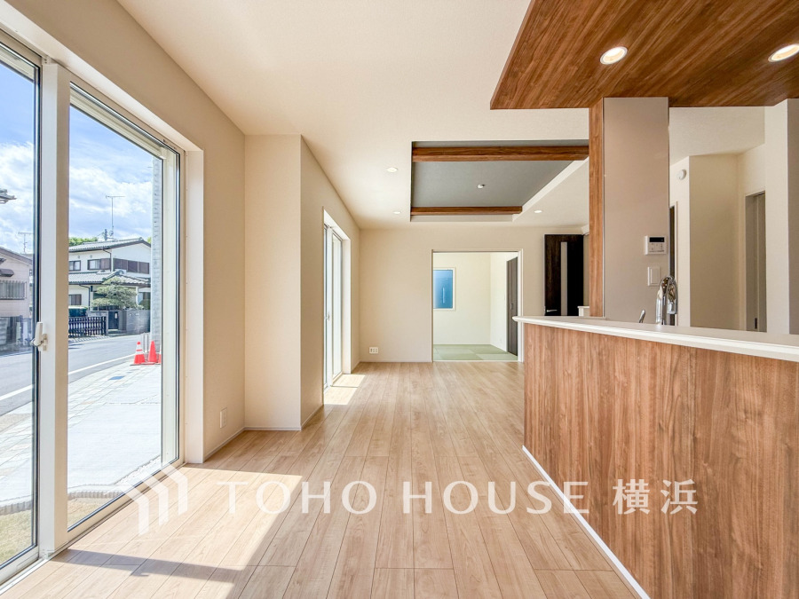 ここにはみんなが集い、食事と楽しい会話が始まる。話に夢中になりすぎて、ついつい時を忘れてしまう。そんな束の間の幸せを感じさせてくれる場所。