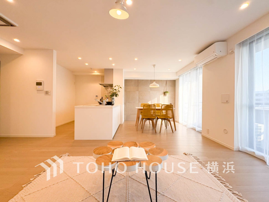 ここにはみんなが集い、食事と楽しい会話が始まる。話に夢中になりすぎて、ついつい時を忘れてしまう。そんな束の間の幸せを感じさせてくれる場所。
