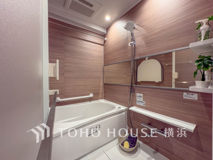 心地よいリラックスを叶える清潔感溢れる美しい空間。快適で機能的なバスルームです。
