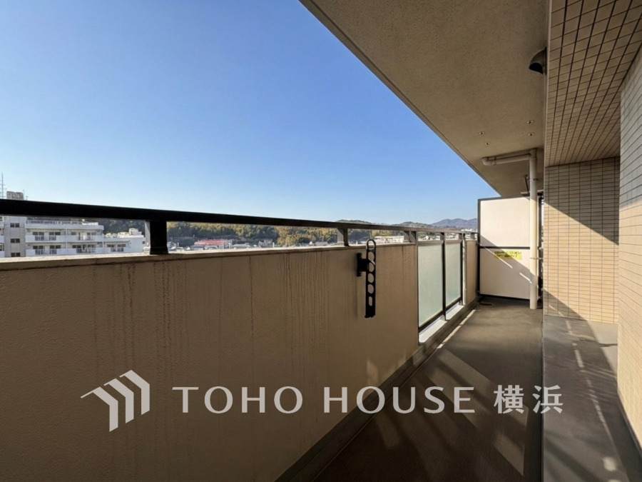 開放感あふれる広々バルコニーで、晴れた日には心地よい風と景色を楽しめます。