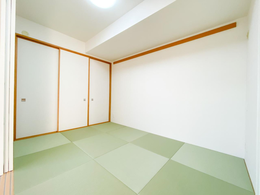リビングに隣接する6帖の和室は開け放して、開放的に利用することも可能です。畳みなので気兼ねなくお昼寝もできるのもいいですね。