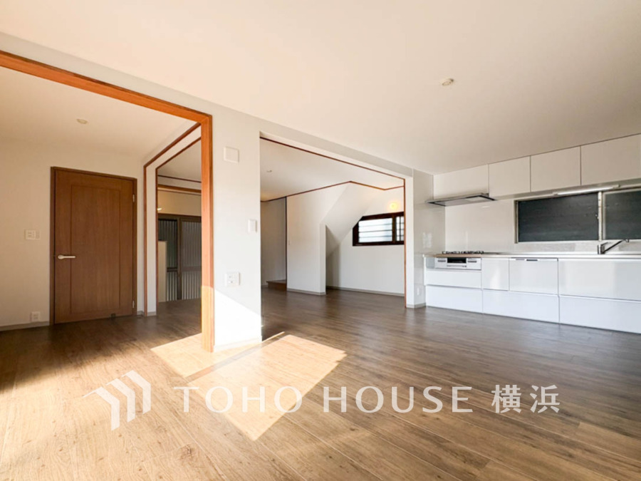 あたたかな光で満たされた開放的なLDKは、ゆとりの20帖。楽しい会話も和やかな団欒もここから。健やかな家族の未来を楽しく育む空間。