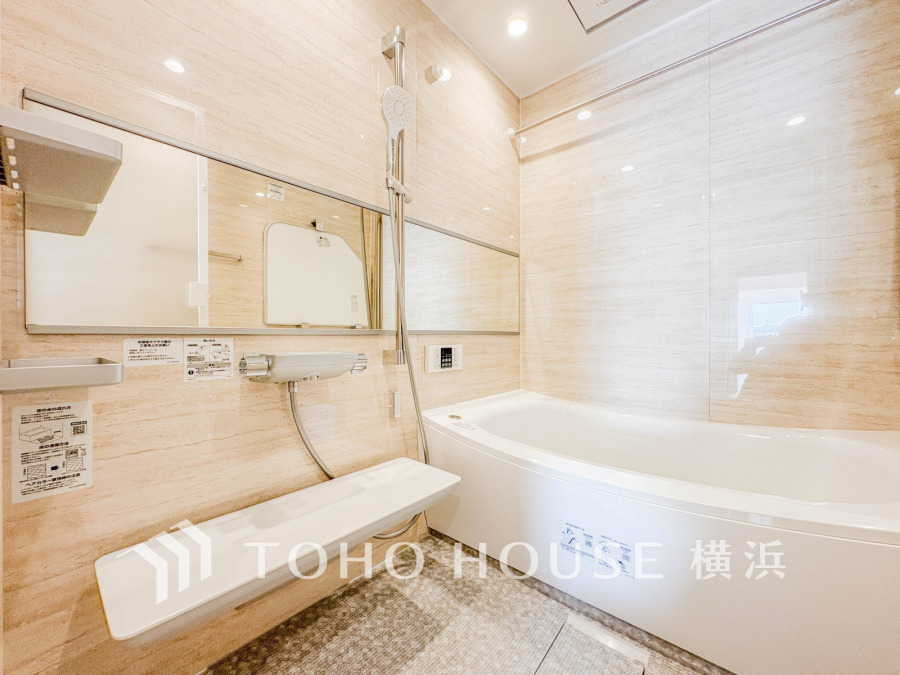 心地よいリラックスを叶える清潔感溢れる美しい空間。快適で機能的なバスルームです。
