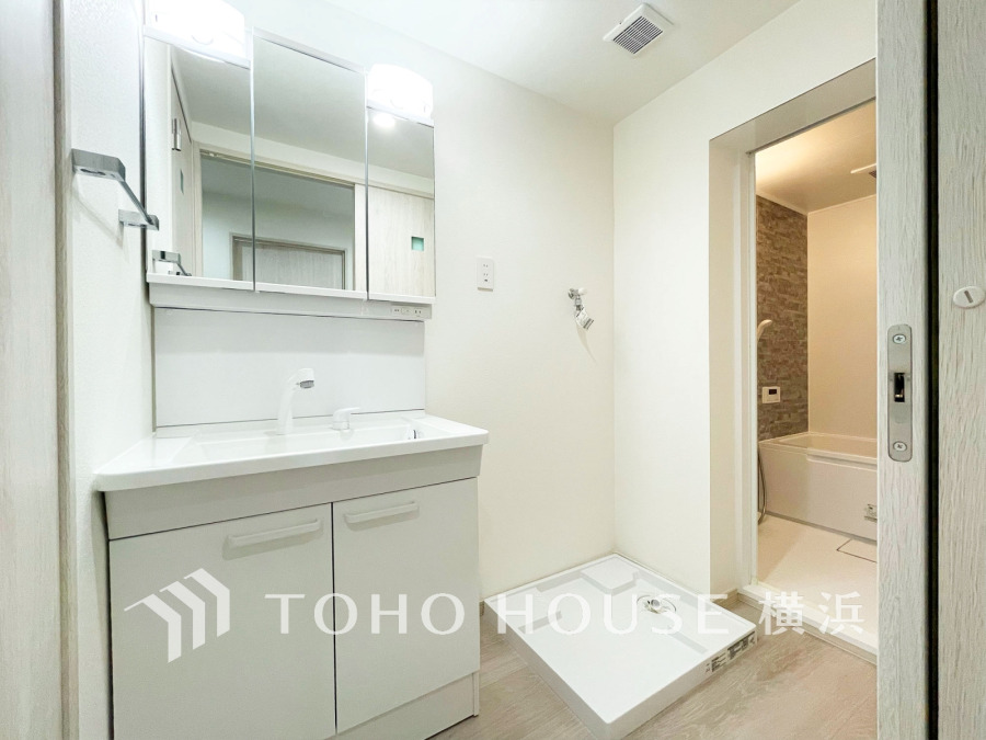 使いやすい機能が備えられた清潔感溢れる洗面空間。収納も充実しています。
