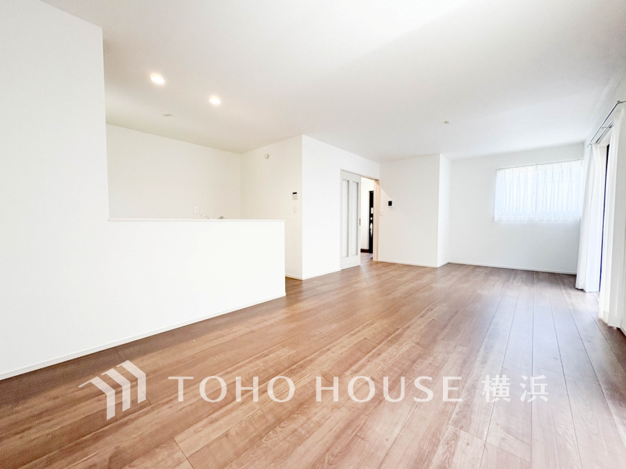 家族みんなが爽やかに健やかに過ごせるように、溢れる光をたっぷり取り込んだリビングダイニング。集いの場、憩いの場としての快適性を求めたやすらぎの空間です。