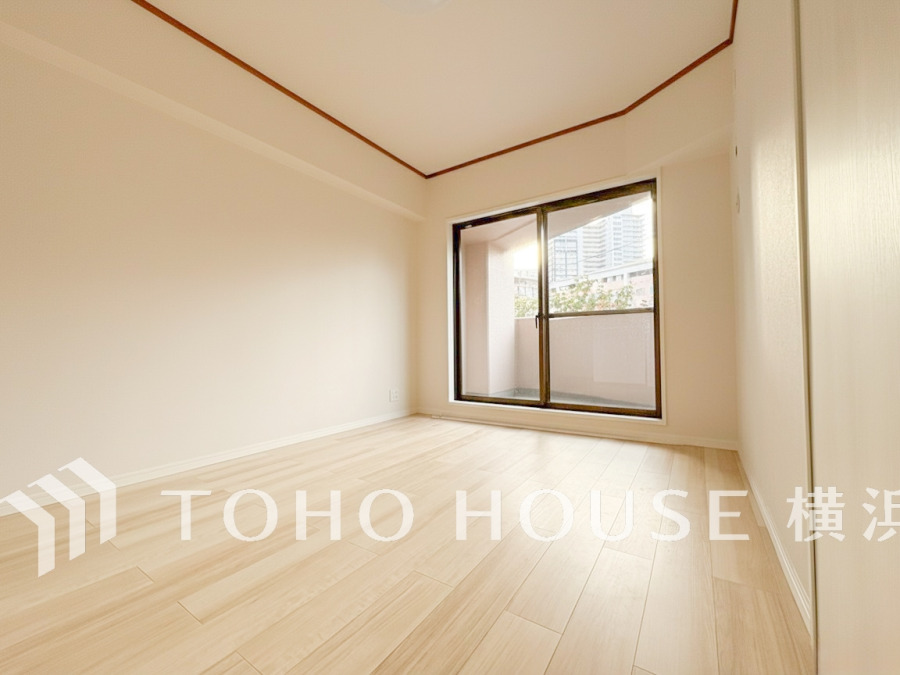 バルコニーに面した明るい洋室。穏やかな陽射しが、ゆったりとした寛ぎの時間を包みます。
