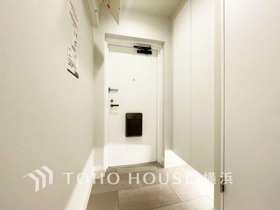 清潔感あふれるホワイト基調の玄関。シンプルながら機能的で、快適な住まいの第一歩を演出します。