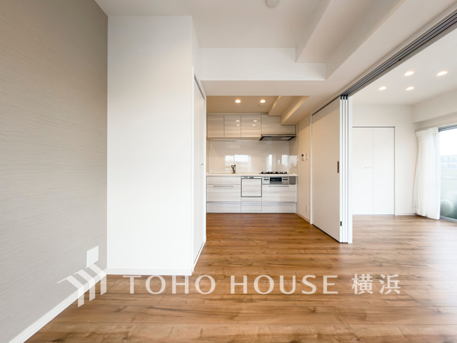 明るく開放的な空間が広がるLDK。室内には豊かな陽光が注ぎ込み、爽やかな住空間を演出。ホームパーティーでもゲストと一緒に料理を楽しみながら楽しい時間を過ごせそう。