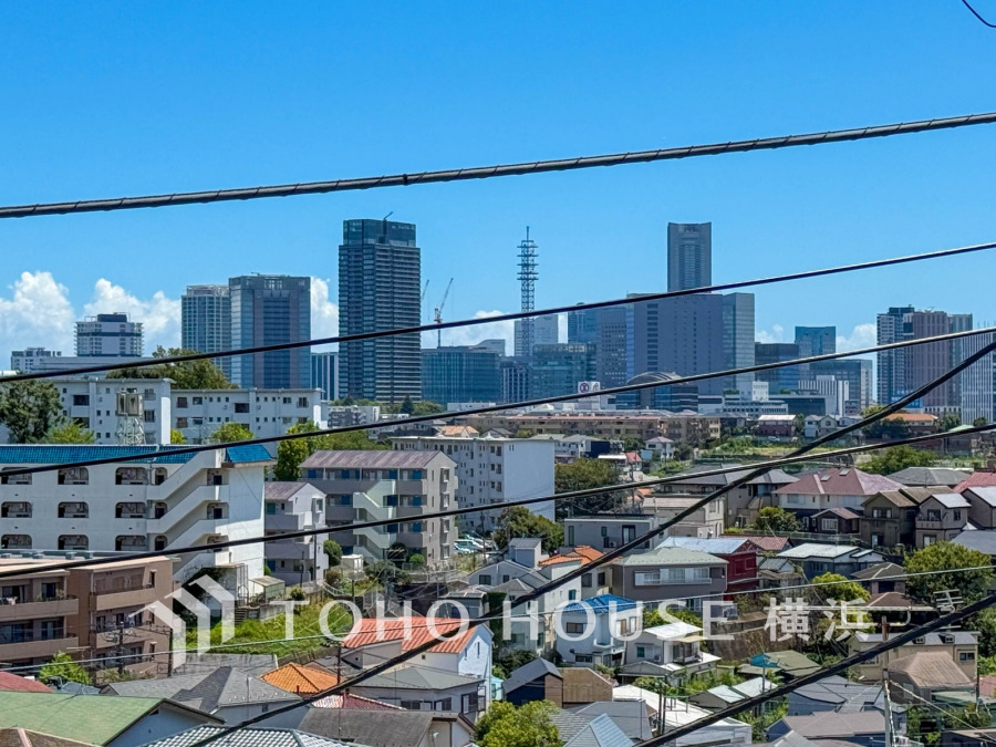 横浜の街並みを望む高台からの眺望。都市の利便性と静かな住宅街の調和が魅力です。