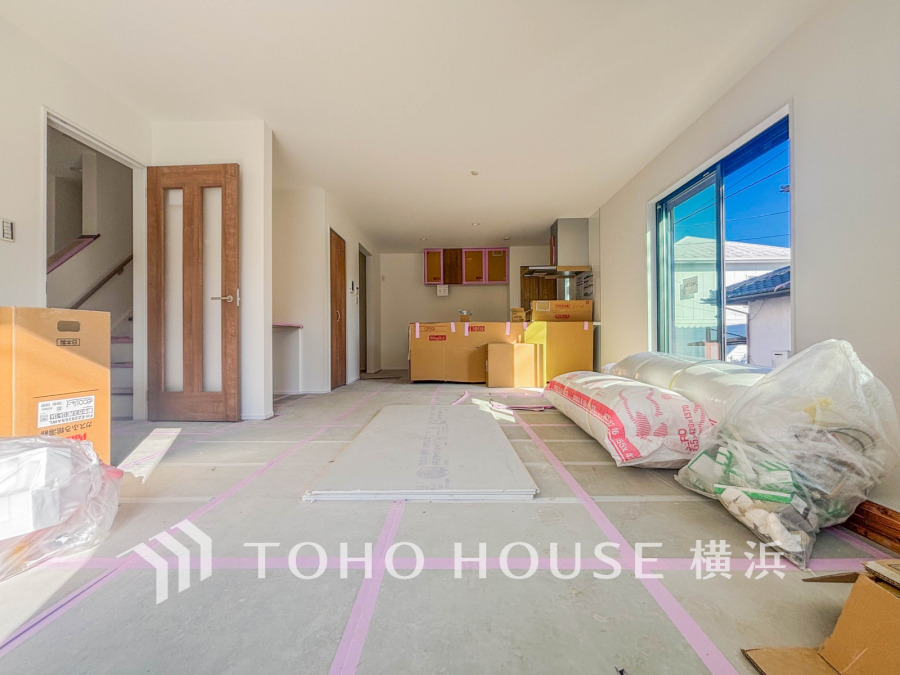 家族みんなが爽やかに健やかに過ごせるように、溢れる光をたっぷり取り込んだリビングダイニング。（2026年1月撮影）