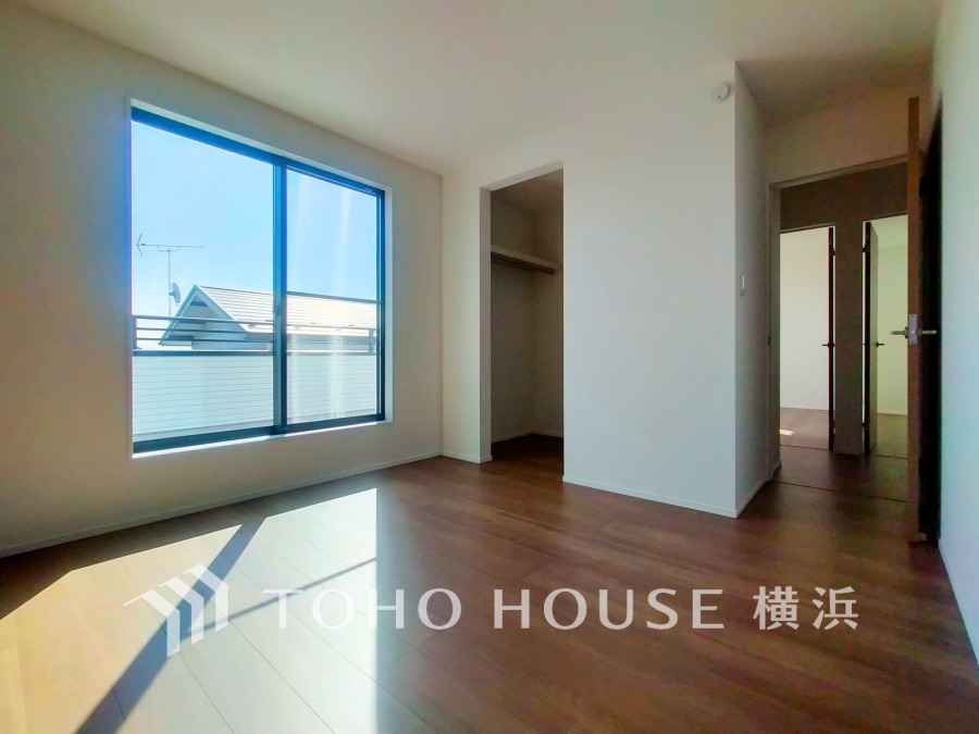 バルコニーに面した8帖の洋室は大容量のウォークインクローゼット付き。