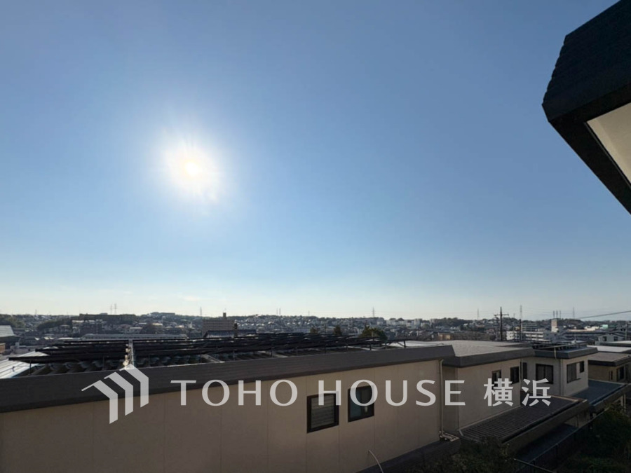 高台から見渡す、広がる街並み。陽光が降り注ぐこの眺望は、家族の暮らしに明るさと開放感をもたらします。