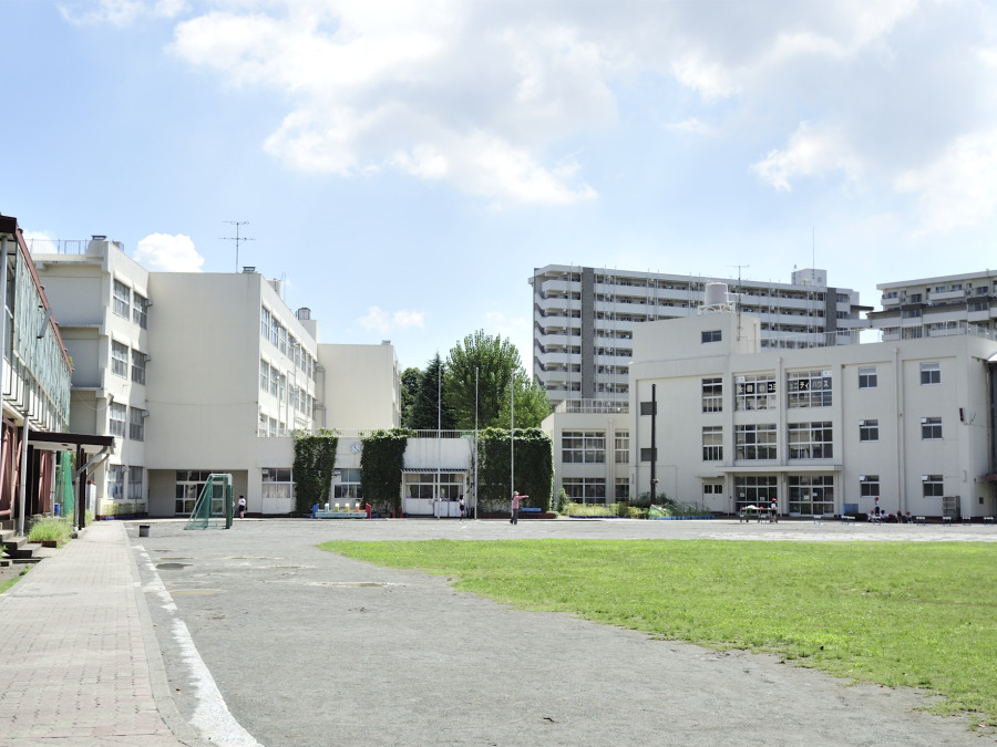 横浜市立永田台小学校　約550ｍ
