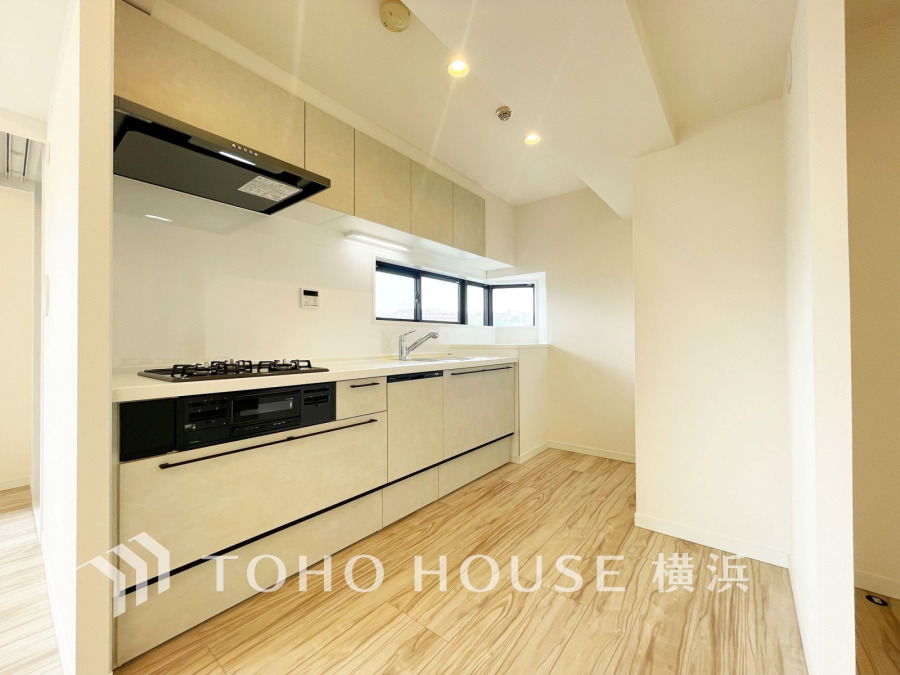 プライベートスペースを彩るインテリアとしての美と、快適な日常を支える機能性と強さがひとつになったキッチンです。開放的でゆとりある空間で、是非自慢の腕を振るって下さい☆