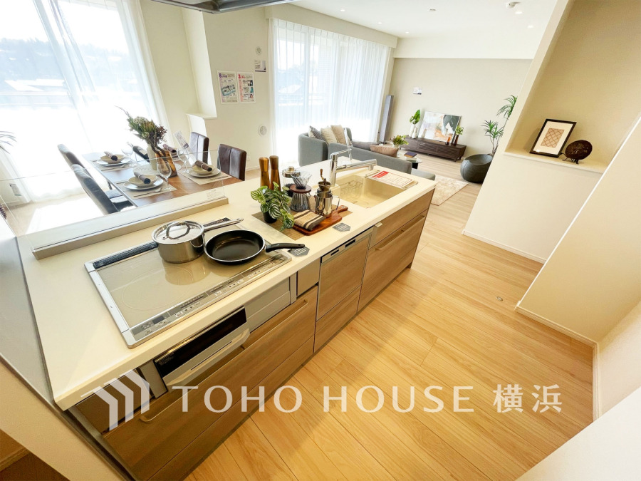 新規交換された清潔感のあるシステムキッチンは便利な機能を搭載。安心のIHコンロです。
