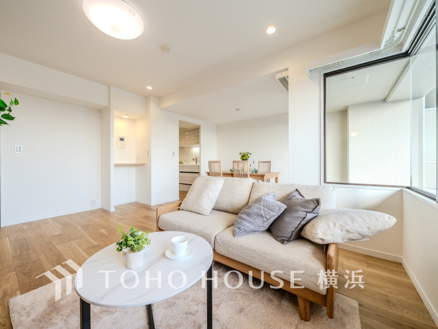 家族と過ごすひと時を溢れる光が優しく包み込むリビングダイニング。家族とともに、心穏やかに過ごすひととき。家族との時間、自分の時間を大切にできる空間がここにあります。