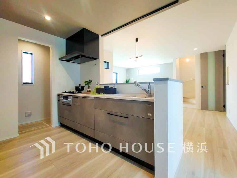 機能性とデザイン性を兼ね備えた開放的なキッチン空間。パントリー完備で大容量の収納が叶います。
