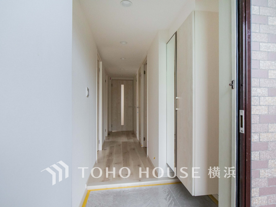 居住者の帰り、訪れる方を優しく迎え、やすらぎに満ちた生活空間を予感させる。健やかな暮らしを楽しめそう。